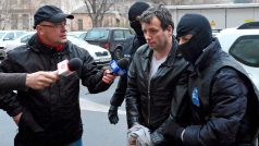 Hacker Marcel Lazar Lehel, známý jako Guccifer, v poutech po svém zatčení rumunskou policiíí