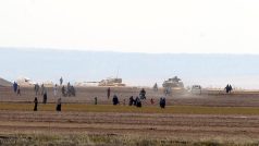 Syřané s tureckými tanky za zády