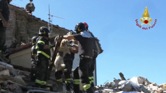 Italští záchranáři vytáhli ze sutin psa Romea