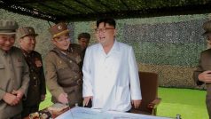 Vláda KLDR je pode Jižní Koreje připravena zahájit svůj šestý jaderný test (na snímku Kim Čong-un s důstojníky)