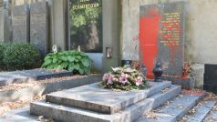 Hrob Klementa Gottwalda někdo na Olšanských hřbitovech polil červenou barvou