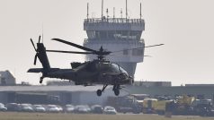 Průlet amerického vrtulníku AH-64 Apache během leteckého cvičení Ample Strike 2016