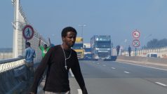 Migranti v Calais se dál snaží dostat do nákladních aut směřujících do Británie