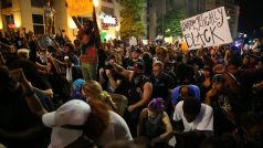 V ulicích Charlotte lidé demonstrují proti policejnímu násilí