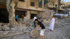 Obyvatelé čtvrti Saíf al-Dawla, kterou drží rebelové, sčítají škody po nočním bombardování Aleppa