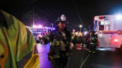 Na Long Islandu vykolejil vlak. U nehody zasahují záchranáři