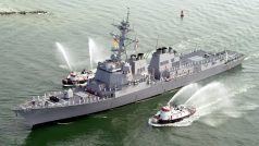 Poblíž americké válečné lodi USS Mason v Rudém moři dopadly dvě rakety