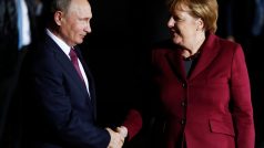 Vladimir Putin a Angela Merklová při jednání v Berlíně.