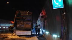 Požár kamionu v Lochkovském tunelu