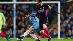 Lionel Messi z Barcelony v souboji s Davidem Silvou z Manchesteru City