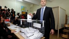 Bulharsko volí prezidenta. Hlasoval i jeden z kandidátů a bývalý velitel letectva Rumen Radev