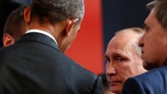 Prezidenti Obama a Putin při krátkém setkání.