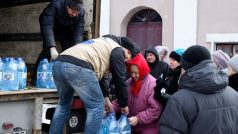 Člověk v tísni rozdává balenou vodu v Toshkovce v Luhanské oblasti