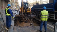 Havárie vodovodu zkomplikovala dopravu v Sokolské ulici