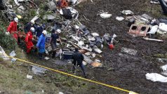 Záchranáři pracují na místě pádu letadla, kterým cestovalo 77 lidí