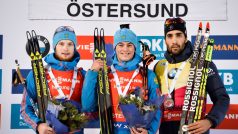 V Östersundu se na stupni vítězů dva smáli – vítěz Anton Babikov (uprostřed) a stříbrný Maxim Cvetkov (vlevo) a třetí Martin Fourcade smutnil