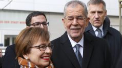 Kandidát na prezidenta Alexander Van der Bellen jde s manželkou do volební místnosti