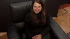 Tamar Newbergerová pracovala 30 let jako počítačová expertka. V roli velvyslancovy manželky se věnuje různým iniciativám v Česku