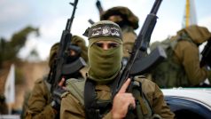 Vojáci Hamas při vojenské přehlídce ke 29. výročí založení tohoto palestinského radikálního hnutí
