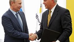 Tillerson (vpravo) dostal od Putina Řád přátelství a prohlásil, že je si s Putinem blízký