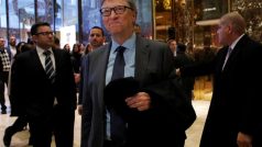 Bill Gates prochází lobby Trump Tower na Manhattanu