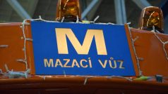 Slavná mazací tramvaj je po opravě jako nová. Před Vánoci se vrací do ulic Prahy