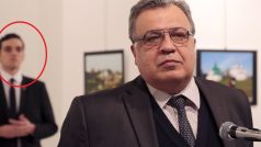 Ruský velvyslanec v Turecku Andrej Karlov na fotce se svým vrahem (v kroužku)