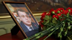 Květiny u snímku zavražděného velvyslance Andreje Karlova
