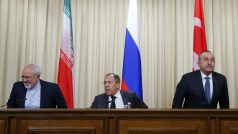 Ministři zahraničí osy Moskva-Ankara-Teherán na schůzi (zleva) Zarif, Lavrov a Cavusoglu.