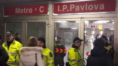Policisté před uzavřenou stanicí I. P. Pavlova