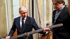 Ruský prezident Vladimir Putin si prohlíží meč během setkání s tvůrci filmu Viking