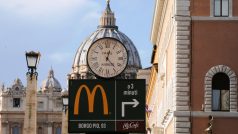 Tabulka s upozorněním na restauraci McDonald&#039;s pár kroků od Vatikánu