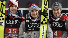 Kamil Stoch (uprostřed) po vyhraném závodě v Bischofshofenu