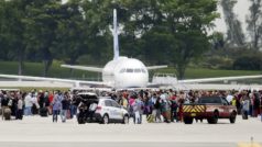 Útočník začal pálit na letišti na Floridě. Policie cestující evakuovala a letiště uzavřela