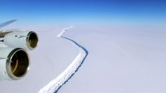 Šelfový ledovec Larsen C je teď spojený s příkrovem Antarktidy pouhými 20 kilometry ledu