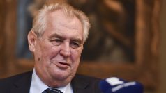 Zeman pogratuloval Macronovi ke zvolení, pozval ho do Česka