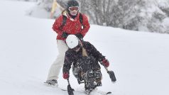 Jízdu na monoski se musejí naučit i studenti bez hendikepu