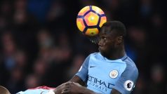 Bacary Sagna (vpravo) během zápasu s Burnley