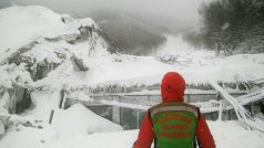 Záchranáři u hotelu v Itálii zavaleného lavinou