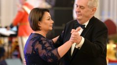 Miloš Zeman a jeho žena Ivana tančí na reprezentačním plese na Pražském hradě