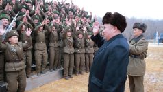 Vůdce KLDR Kim Čong-un se zdraví se severokorejskými vojáky
