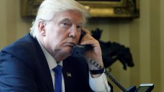 Donald Trump hovoří s Angelou Merkelovou po telefonu