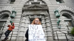 Demonstrantka před soudní budovou v San Franciscu, kde se rozhodovalo o osudu imigračního výnosu prezidenta Trumpa.