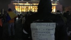 Bukurešť - demonstrace  před budovou vlády.JPG