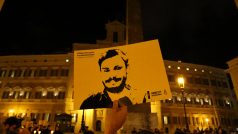 Zavražděný, jehož tělo neslo známky krutého mučení, byl identifikován jako 28letý Ital Giulio Regeni. Na snímku pietní shromáždění v Římě k prvnímu výročí Regeniho smrti.