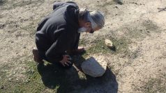 Aktivista a geolog Fajsal Džabar právě našel tabulku s klínovým písmem