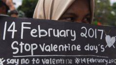Muslimská studentka protestuje proti svátku sv. Valentýna v indonéském městě Surabaya.