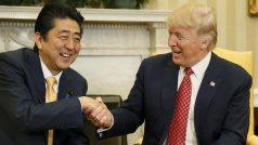 Donald Trump a japonský premiér Abé Šinzo