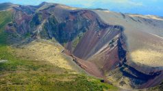 Mount Tarawera ležící na Severním ostrově Nového Zélandu, který je spolu s Jižním ostrovem a Novou Kaledonií jednou ze tří větších částí pevniny Zélandie nad mořskou hladinou
