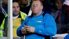 Wayne Shaw snědl koláč přímo na střídačce, kvůli tomu už v Suttonu nepůsobí